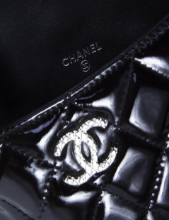 Door Ipad CHANEL black quilted patent leather