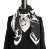 Foulard CHANEL "Paris" en soie beige et noir