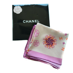 Foulard CHANEL en soie rose clair et rose foncé