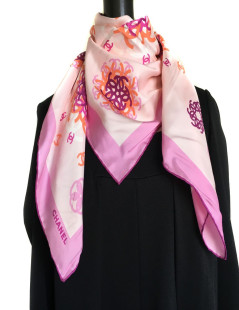 Foulard CHANEL en soie rose clair et rose foncé