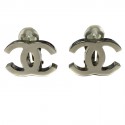 Clips d'oreille CHANEL " CC " en métal argent palladié