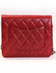 Sac pochette CHANEL rouge cuir matelassé 