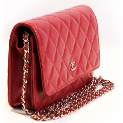 Sac pochette CHANEL rouge cuir matelassé 