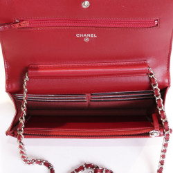 Sac pochette CHANEL rouge cuir matelassé 