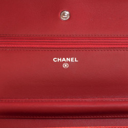 Sac pochette CHANEL rouge cuir matelassé 