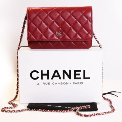 Sac pochette CHANEL rouge cuir matelassé 