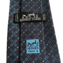 Cravate HERMES en twill de soie prune, bleu ciel et blanc