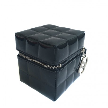 CHANEL Black patent leather jewelry box