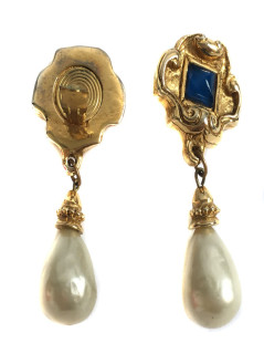 Unsigned pair of clip-on earrings in gilded metal and pearl