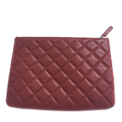 Pochette CHANEL en cuir matelassé bordeaux