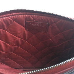 Pochette CHANEL en cuir matelassé bordeaux