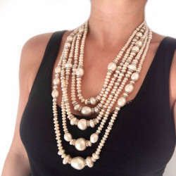 Long collier CHANEL  5 rangs  perles nacrées