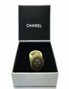 Bague CHANEL T53  crème avec inclusions de chaînes et CC en strass