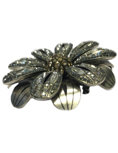 Grande broche marguerite LANVIN en métal argenté et strass