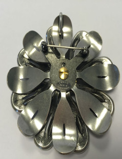 Grande broche marguerite LANVIN en métal argenté et strass