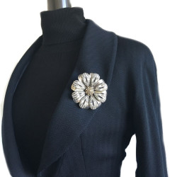 Grande broche marguerite LANVIN en métal argenté et strass