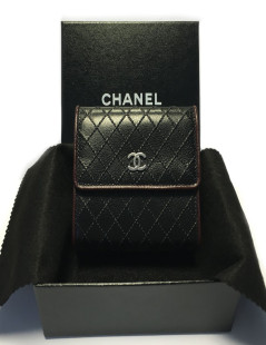 Portefeuille CHANEL en cuir noir tressé et contour bordeaux