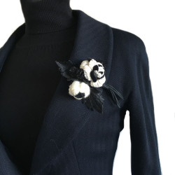 Broche CHANEL en laine et tissus blanc et noir