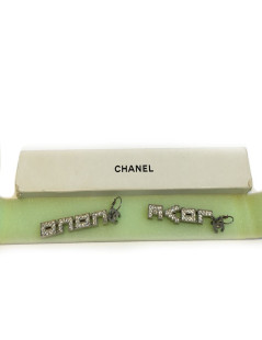 Boucles d'oreille clous pendants "Love Coco" CHANEL en strass