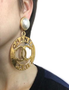 Grandes boucles d'oreille clips CHANEL dorés et demi perle nacrée