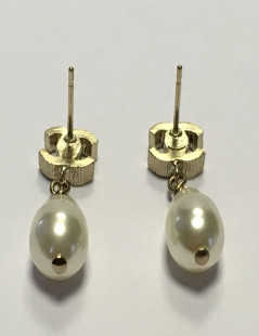 Nails CHANEL guilloché gold metal and Pearl oval Pearl pendant earrings