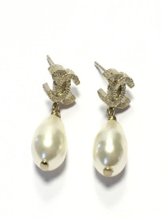 CHANEL Pearl oval Pearl ear studs