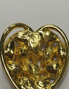 YVES SAINT LAURENT heart pin in giled metal and corlored small resin