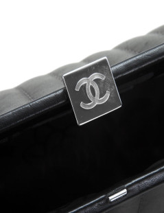 CHANEL black smooth lambskin pouch