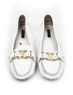 LOUIS VUITTON T39 white patent leather loafers