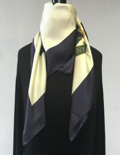 xxx Foulard BURBERRY en soie bleu marine, beige et vert