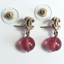 Boucles d'oreille clous cc CHANEL doré et perle rose