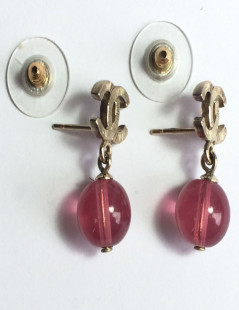 Boucles d'oreille clous cc CHANEL doré et perle rose