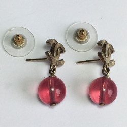 Boucles d'oreille clous cc CHANEL doré et perle rose