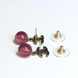 Boucles d'oreille clous cc CHANEL doré et perle rose