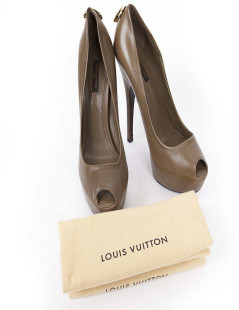 Escarpins LOUIS VUITTON T39 cuir kaki