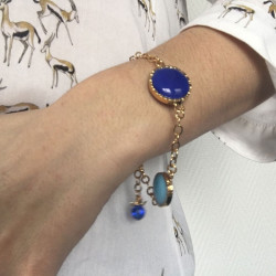 Bracelet MARGUERITE de VALOIS chaîne en métal doré et pâte de verre dans les tons bleus