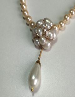 MARGUERITE of VALOIS camellia necklace in pearly beads and gold metal