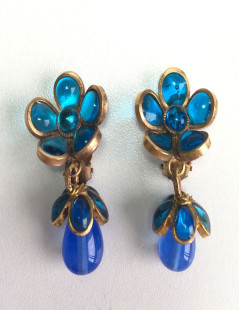 Boucles d'oreille Clips pendants MARGUERITE de VALOIS en pâte de verre bleue