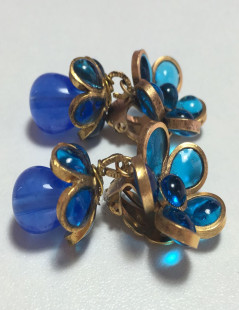 Boucles d'oreille Clips pendants MARGUERITE de VALOIS en pâte de verre bleue