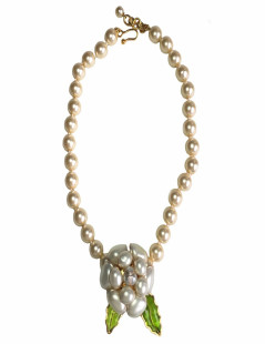 Collier camélia MARGUERITE de VALOIS en perles nacrées et feuilles vertes