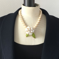 Collier camélia MARGUERITE de VALOIS en perles nacrées et feuilles vertes