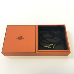 Collier HERMES en or et cordon en tissu noir