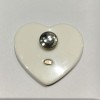 Pin's CHANEL GM coeur blanc 