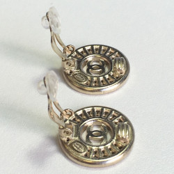 Boucles d'oreille clips CHANEL ronde en métal doré, perles nacrées er strass baguettes