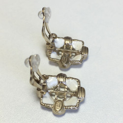 Boucles d'oreille clips CHANEL résine ivoire et perle