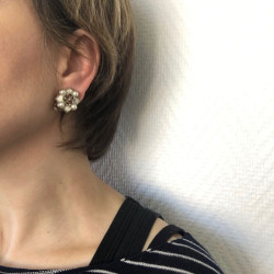 Boucles d'oreille clips CHANEL résine ivoire et perle