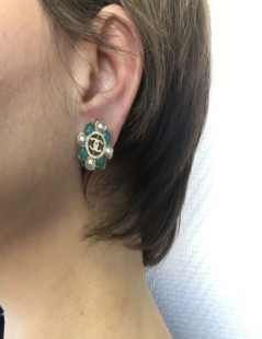 Boucles d'oreille clips CHANEL en résine couleur jade et métal doré