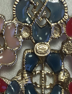 Broche CHANEL en résine multicolore et métal doré