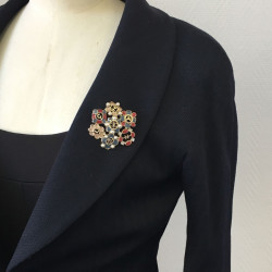 Broche CHANEL en résine multicolore et métal doré