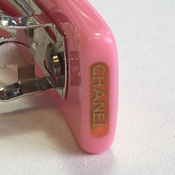 Barrette à cheveux CHANEL en plastique rose